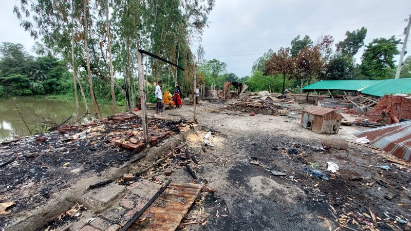 হত্যায় জড়িত সন্দেহে ভাঙচুর-অগ্নিসংযোগে নিঃস্ব ৭ পরিবার; আকাশের নিচে মানবেতর জীবন